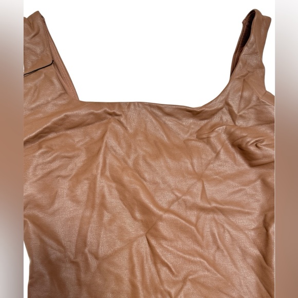 SKIMS Fits Everybody Faux Leather Scoop Neck Thong Bodysuit (Jasper) - Picture 6 of 8